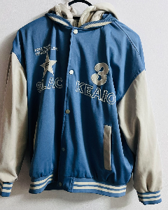 Veste varsity bleu ciel et blanche et avec capuche 